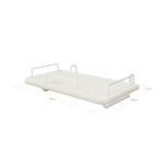 Nachttisch „FLEXA“ aus der FLEXA-Kollektion aus weißem MDF mit Metallgriffen, hier neben einem Kinderbett abgebildet.