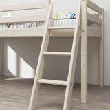 Weiße, schräge FLEXA-Leiter für ein Hochbett aus der CLASSIC-Serie, gestreifte Bettwäsche, sonnenbeschienener Holzboden in einem minimalistisch eingerichteten Kinderzimmer.