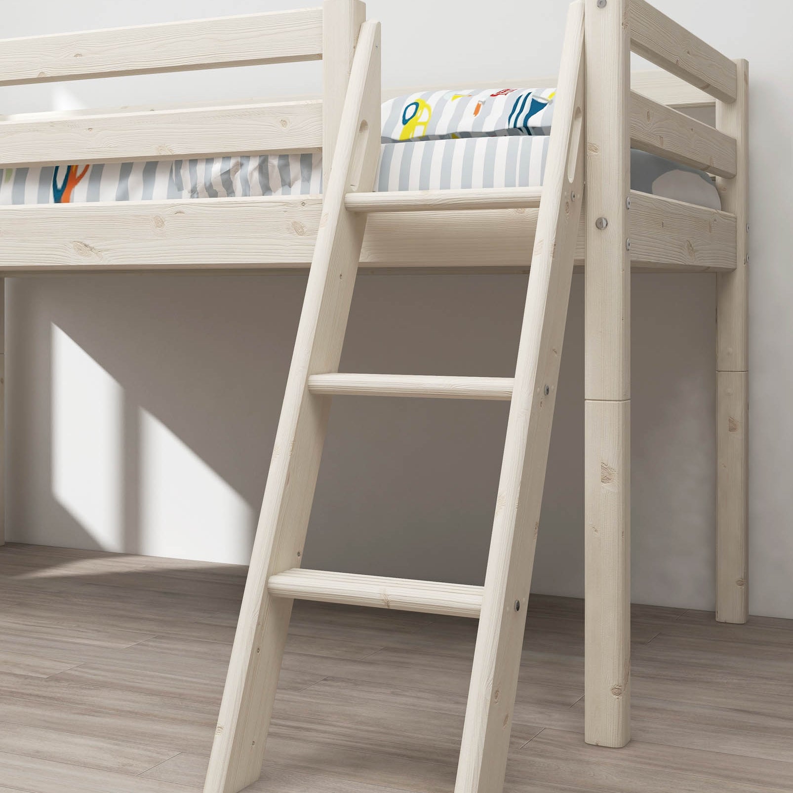 Weiße, schräge FLEXA-Leiter für ein Hochbett aus der CLASSIC-Serie, gestreifte Bettwäsche, sonnenbeschienener Holzboden in einem minimalistisch eingerichteten Kinderzimmer.