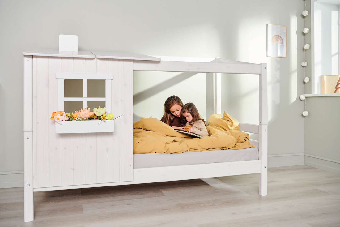 Two children reading together in a FLEXA CLASSIC single bed with 1/2 house